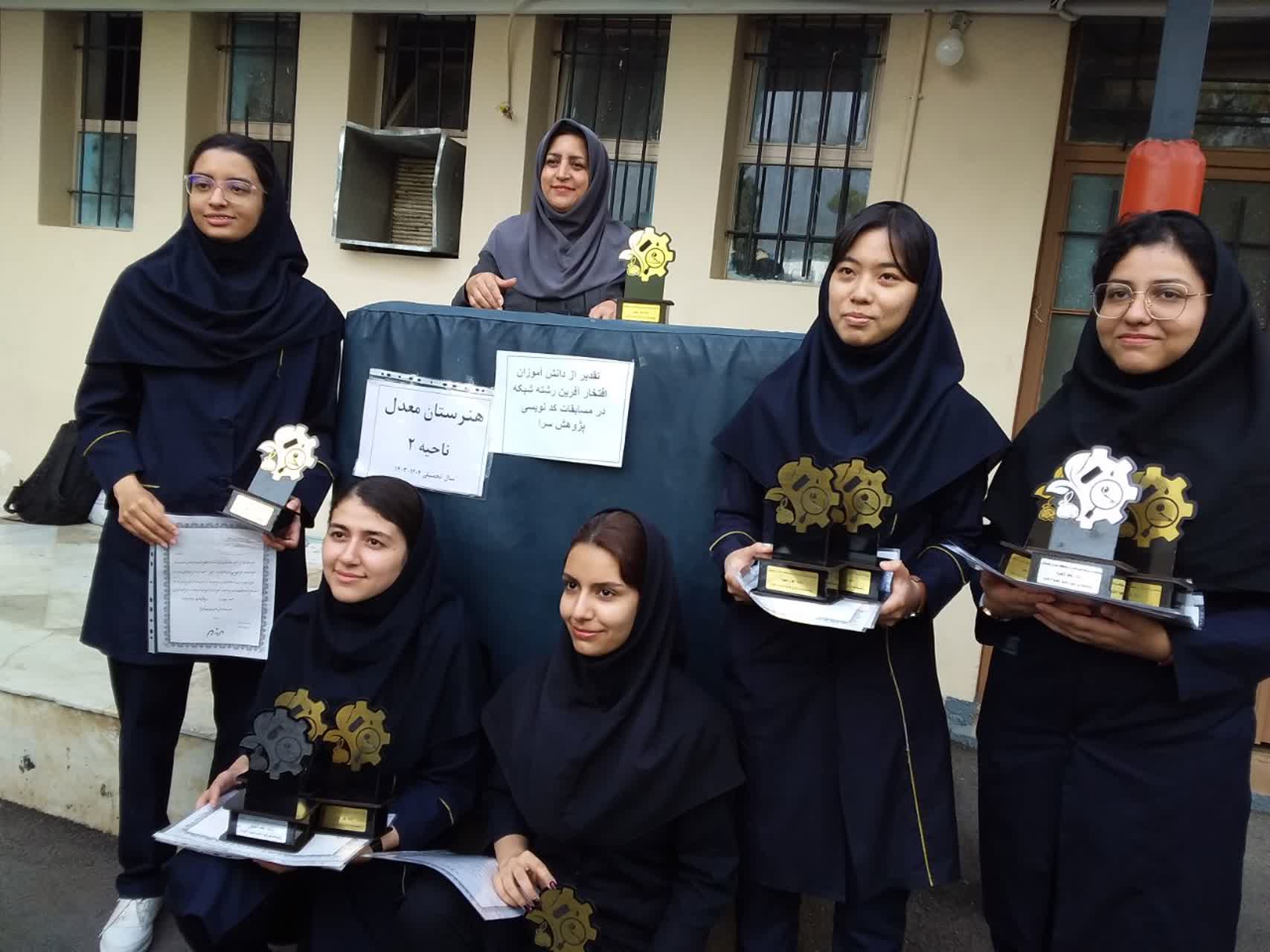 تقدیر از دانش اموزان افتخار آفرین در مسابقات کد نویسی رشته شبکه