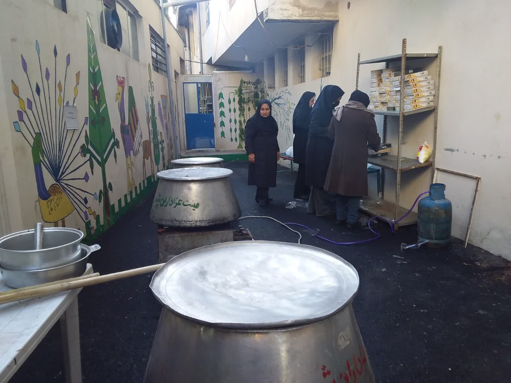 پخت آش نذری به تعداد ۷۰۰ نفر به مناسبت میلاد حضرت علی ع