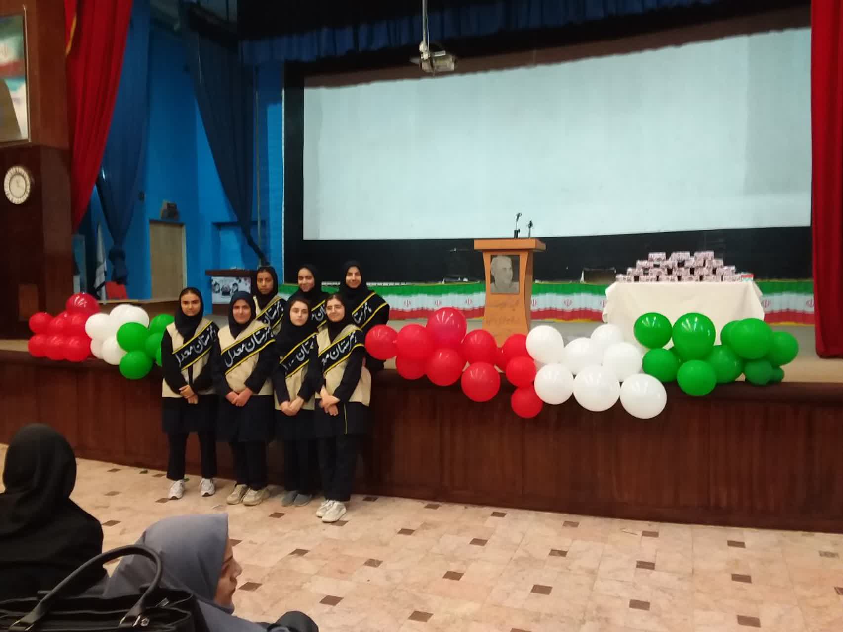 تقدیر از دانش آموزان افتخار افرین در رشته های علمی فرهنگی هنری